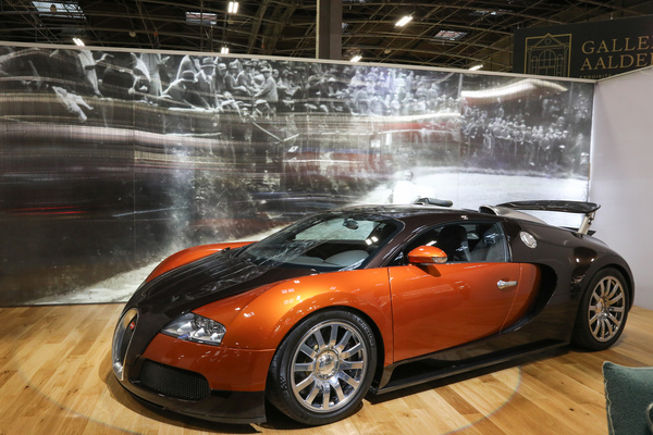 Bugatti Veyron 16.4 (2006) – auf dem Stand von Kidston – Rétromobile Paris 2025