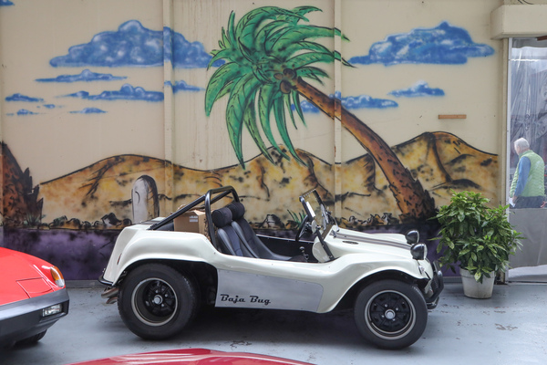 Buggy von GP auf gekürztem Käferchassis vor passendem Hintergrund - Frühlingsversteigerung der Oldtimer Galerie Toffen am 25. März 2023