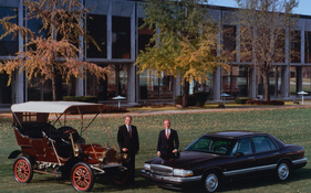 Buick (1993) - Chief Engineer Tony Derhake und General Manager Ed MErtz beim 90 jährigen Jubiläum von Buick
