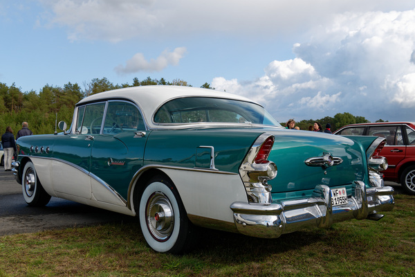 Buick Century 4-Door Riviera (1955) – erster Century mit Pontonkarosserie und dem dezenten Schmuck der 50er – Oldtimer-Show Berlin 2022