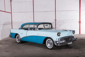 Buick Century 4 Door hard-top (1956) - als Lot 36 angeboten an der Artcurial "On the Road" Versteigerung am 9. Oktober 2016