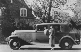 Buick Club Sedan (1932) - Ein Club Sedan mit zwei adrett gekleideten Damen