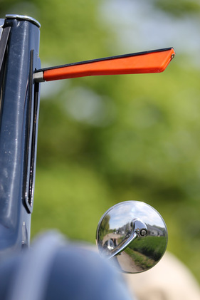 Buick Eight Series 40 Tüscher Cabriolet (1937) - Abbiegen wird mit einem Winksignal angezeigt
