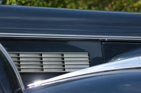 Buick Eight Series 40 Tüscher Cabriolet (1937) - Schlitze sorgen für die Kühlung des Motors