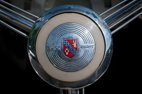 Buick Eight Series 40 Tüscher Cabriolet (1937) - auch auf der Lenkradnabe wird auf die Marke aufmerksam gemacht