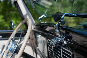 Buick Eight Series 40 Tüscher Cabriolet (1937) - die Windschutzscheibe konnte zur besseren Kühlung der Besetzung ausgeklappt werden