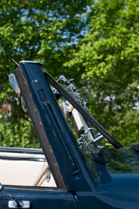 Buick Eight Series 40 Tüscher Cabriolet (1937) - noch mehr Frischluft durch Ausklappen der Frontscheibe