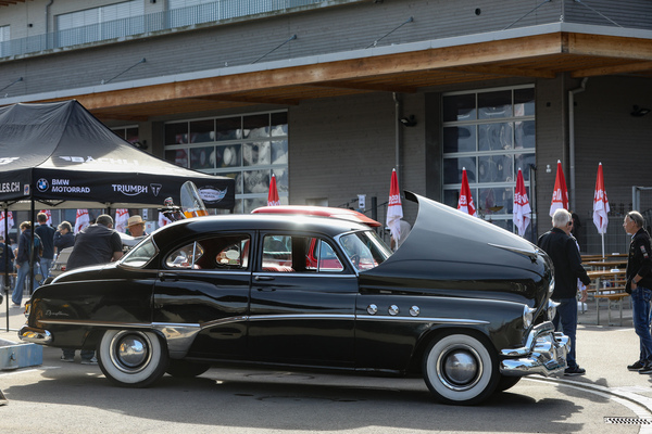 Buick Eight Super (1952) - Schwarz und Chrom - 8. Lägern Classic 2025