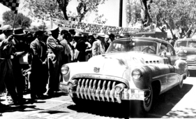 Buick Eight an der Carrera Panemericana 1950 - José Thompson aus New Mexiko wartet in Ciudad Juarez auf den Start zur ersten Etappe