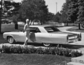 Buick Electra (1964) - Eine Dame steigt in einen Electra