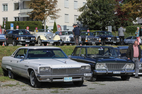 Buick Electra 225 Limited Hardtop Sedan (1975) neben einem Studebaker Daytona - Albisgütli Classic Cars & Bikes September 2022 (1975)