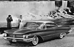 Buick Invicta (1960) - Ein Pärchen neben einem Invicta vor einem Wasserfall