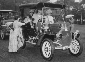 Buick Model 10 (1909) - Herr am Steuer mit Passagieren an Bord Buick Model 10 (1909) - Herr am Steuer mit Passagieren an Bord