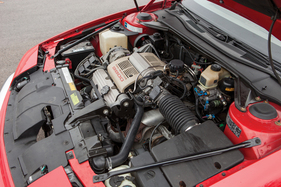 Buick Reatta Convertible (1990) - der quer eingebaute Sechszylinder mit Einspritzung leistete 167 PS