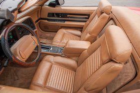 Buick Reatta Convertible (1990) - gegenüber dem Coupé verlor das Cabriolet wegen des Dachmechanismus etwas an Innenraum hinter den Sitzen