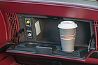 Bild: Buick Reatta Convertible (1991) - Der angedeutete Cupholder