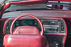 Buick Reatta Convertible (1991) - Grüne Anzeigen im ansonsten rot dominierten Cockpit