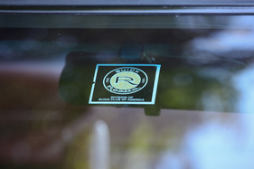 Buick Reatta Convertible (1991) - Reatta-Kleber auf der Frontscheibe