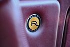 Bild: Buick Reatta Convertible (1991) - Reatta-Schild im Innenraum