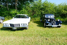 Buick Riviera der dritten Generation von 1971 neben einem Traction Avant von Citroën, der von 1934 bis 1957 gebaut wurde. Kaum zu glauben, dass dieses Modell der direkte Vorgänger der DS ist. – Bockhorner Oldtimermarkt 2025