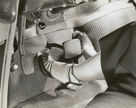 Wer Dynaflow wählte, konnte den frei gewordenen Platz des Kupplungspedals mit einem Radio-Suchknopf belegen.