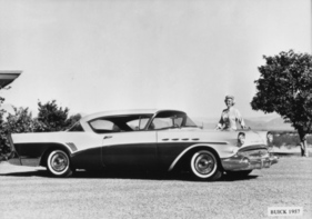 Buick Roadmaster (1957) - Ein Roadmaster vor einer Dame