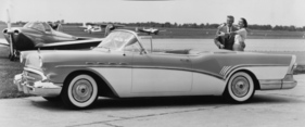 Buick Roadmaster Convertible (1956) - Ein Paar neben einem Roadmaster