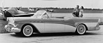Buick Roadmaster Convertible (1956) - Ein Paar neben einem Roadmaster (© Archiv Automobil Revue) Buick Roadmaster Convertible (1956) - Ein Paar neben einem Roadmaster (© Archiv Automobil Revue)