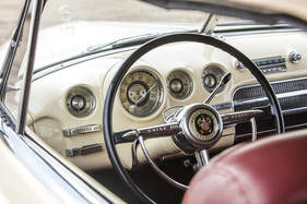 Vier Rundinstrumente im blechernen Armaturenbrett. Links Ladekontrolle und Fernthermometer