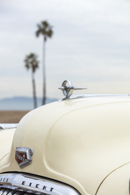 Das projektilförmige "Bombsight" blieb bis 1954 Buicks Kühlerfigur. Danach wurde es erst duch ein V im Kreis und dann durch einen Düsenjäger ersetzt.