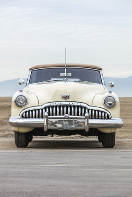 Zeitgenössische Betrachter sprachen ob er gebleckten Chrom-Zähne auch vom "Dollar-Grinsen"