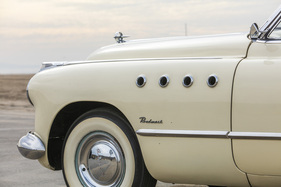 Der Jahrgang 1949 trug als erstes "Venti-Ports" in den Kotflügeln. Der Roadmaster hatte vier Löcher, der Super nur drei.