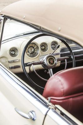 Hinter dem Volant ragt der Wählhebel der Dynaflow-Automatik hervor.