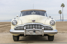 Die beiden Film-Autos unterscheiden sich am Roadmaster-Emblem im Stossfänger: Bei einem der Wagen ist die schrift horizontal, bei dem anderen leicht ansteiigend.