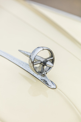 Das projektilförmige "Bombsight" blieb bis 1954 Buicks Kühlerfigur. Danach wurde es erst duch ein V im Kreis und dann durch einen Düsenjäger ersetzt.