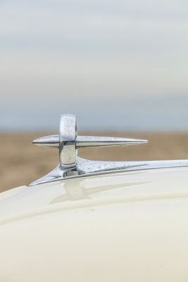 Das projektilförmige "Bombsight" blieb bis 1954 Buicks Kühlerfigur. Danach wurde es erst duch ein V im Kreis und dann durch einen Düsenjäger ersetzt.