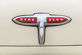 Modelle mit Automatikgetriebe tun ihr wandelndes Wesen auf dem Kofferraumdeckel kund. Bei manuell geschalteten Super steht hier "Buick Eight"