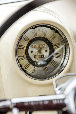 Die Tachoskala reicht genau bis zur theoretischen Spitze von 110 Meilen pro Stunde. Das kleine Dreieck oben ist die Fernlicht-Kontrollleuchte