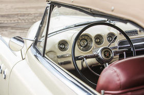 Laut Prospekt war das Cockpit dem Fahrer zugewandt.