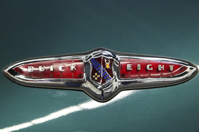 Buick Roadmaster Fireball Straight 8 (1947) - Marken- und Typenzeichen - Retro Classics Bavaria 2018 (1947)