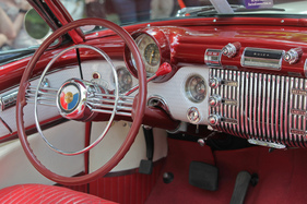 Buick Roadmaster Skylark 76X Convertible (1953) - Cockpit in Rot und Chrom - am ZCCA 2016 (1953)