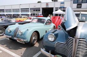 Buick Serie 51 (1940) und Jaguar XK 120 FHC (1953) - Oldtimer Grand Prix Safenwil 2025 (1940)