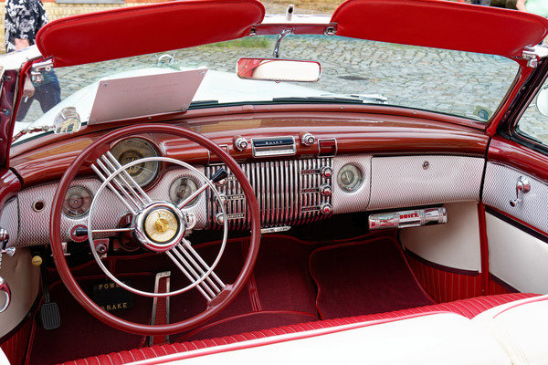 Buick Skylark (1953) – Jukebox-Design am Armaturenbrett – Oldtimer Open Air 2024
