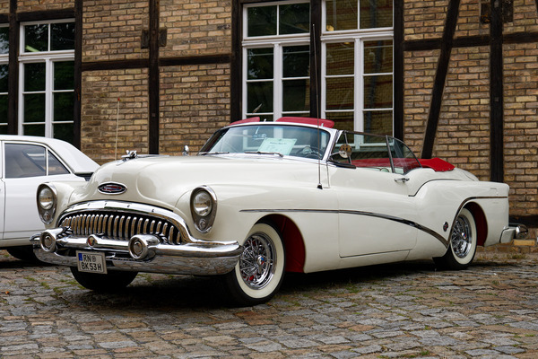Buick Skylark (1953) – zum 50-jährigen Jubiläum von Buick als Edelmodell der Roadmaster-Serie und "sechssitziger Sportwagen" lanciert – Oldtimer Open Air 2024