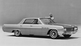 Buick Skylark (1964) - Eine Studioaufnahme eines Skylarks mit blonder Frau
