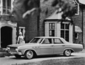 Buick Skylark_-Ein Skylark vor einem Haus mit einer Frau (1964) -