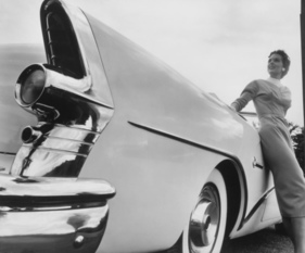 Buick Special (1955) - Eine hübsche Frau lehnt sich an einen Special