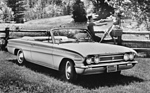 Buick Special (1961) - Ein Special Convertible mit Mann und Frau im Hintergrund