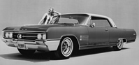 Buick Special (1964) - Special mit Frau am posieren