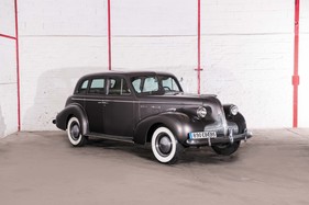 Buick Special 4 Door (1939) - als Lot 21 angeboten an der Artcurial "On the Road" Versteigerung am 9. Oktober 2016